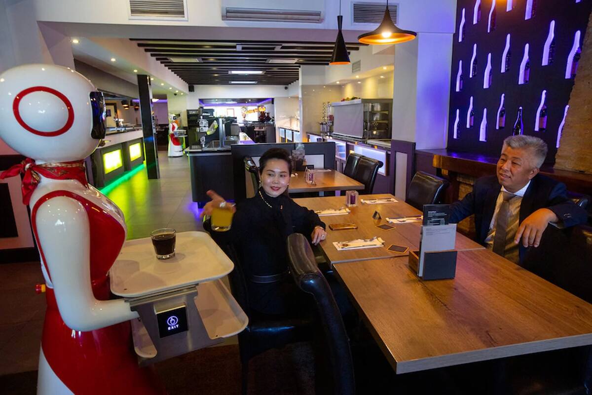Un robot demuestra recolectar platos sucios en el restaurante Royal Palace en Renesse, suroeste de los Países Bajos.