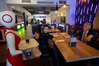 Un robot demuestra recolectar platos sucios en el restaurante Royal Palace en Renesse, suroeste de los Países Bajos.