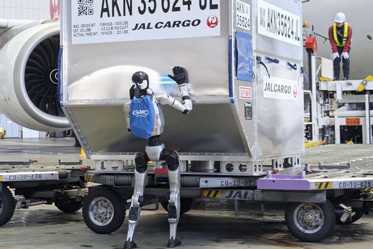 Un robot empuja un contenedor de carga durante en el aeropuerto de Haneda, Tokio