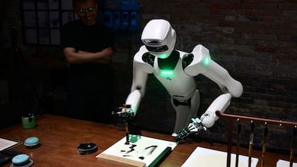 Un robot escribe en un papel. La industria de la robótica en China alcance niveles globales.