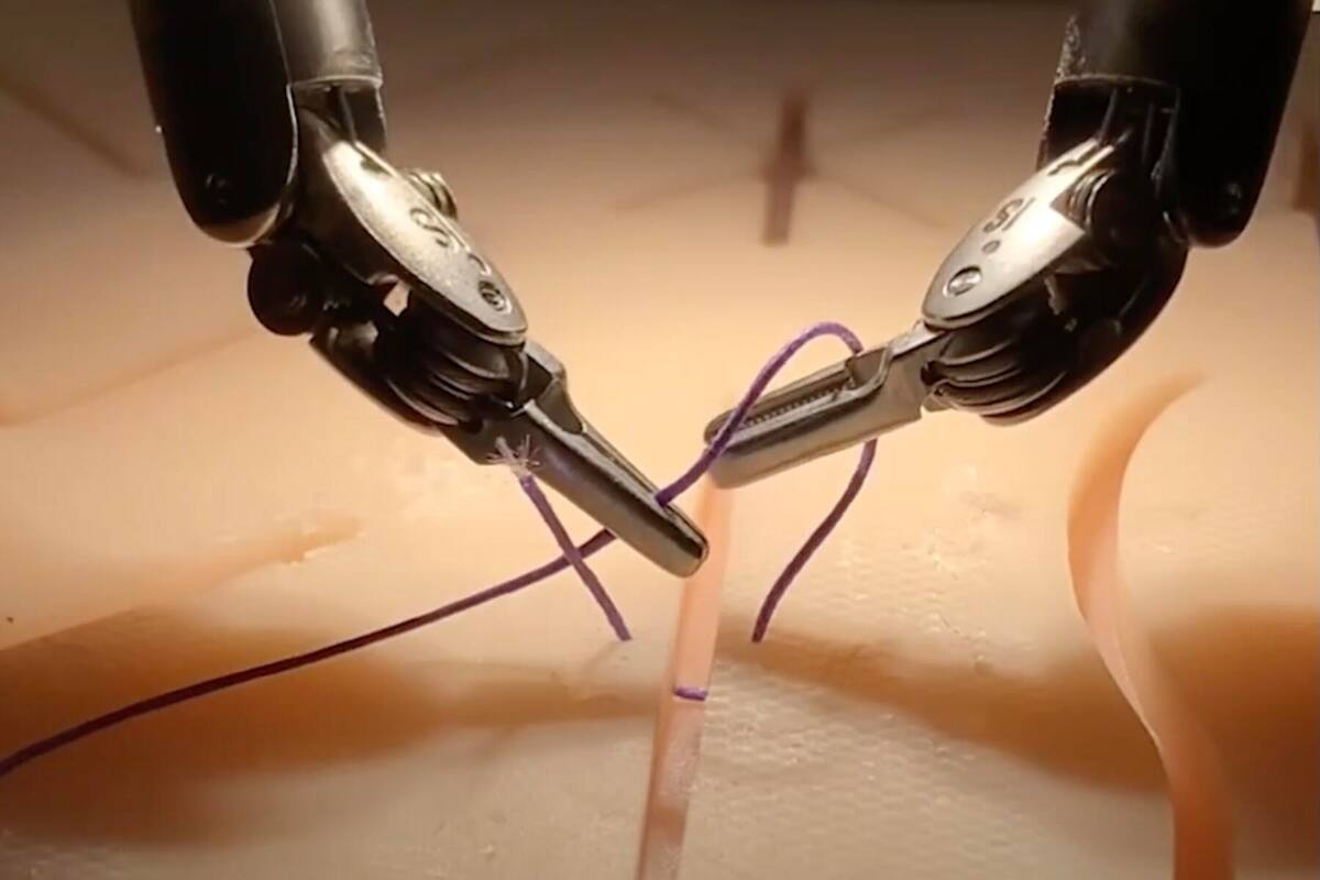 Un robot fue capaz de manipular una aguja, levantar tejido corporal y suturar, tres tareas fundamentales necesarias en los procedimientos quirúrgicos. Créditos: Johns Hopkins University