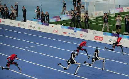 Un robot humanoide compite en la carrera de 100 metros durante los Juegos Mundiales de Robots Humanoides en Pekín, el miércoles 26 de agosto de 2026