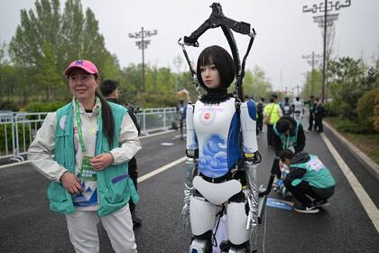 Un robot humanoide listo para competir en la Media Maratón de Beijing E-town y la Media Maratón de Robots Humanoides el 19 de abril de 2025 en Pekín, China. La carrera, que incluye corredores humanos y robots humanoides, es la primera Media Maratón Humanoide del mundo