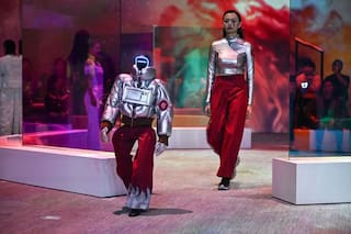 Los robots humanoides llegaron al mundo de la moda y compartieron pasarela con modelos en un desfile
