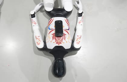 Un robot humanoide yace en el suelo con su control remoto durante los Juegos Mundiales de Robots Humanoides en Pekín, el miércoles 26 de agosto de 2026