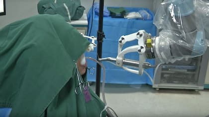 Un robot implantó dos dientes impresos en el momento a una paciente china