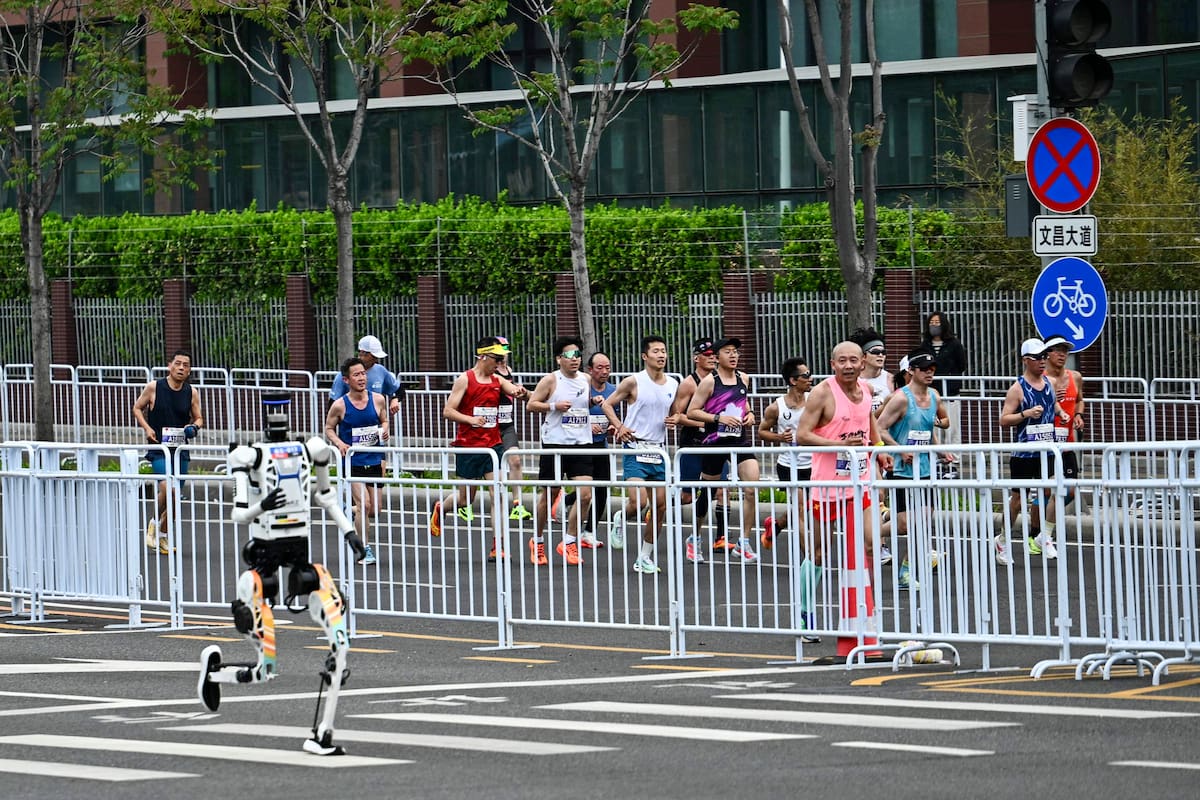 Un robot participa en la segunda edición de la Media Maratón E-Town de Pekín y la Media Maratón Humanoide en Pekín, el 19 de abril de 2026. (Foto de Pedro PARDO / AFP)