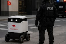 Un robot que hace delivery se metió en el medio de un allanamiento