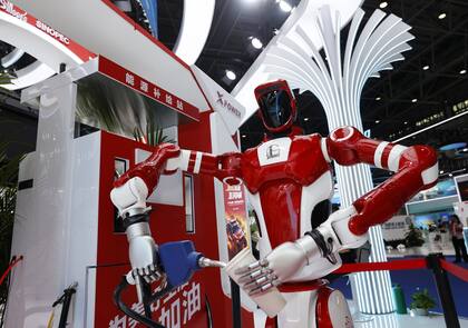 Un robot realiza una simulación de repostaje durante la sexta Exposición Internacional de Productos de Consumo de China, en la provincia de Hainan, en el sur del país