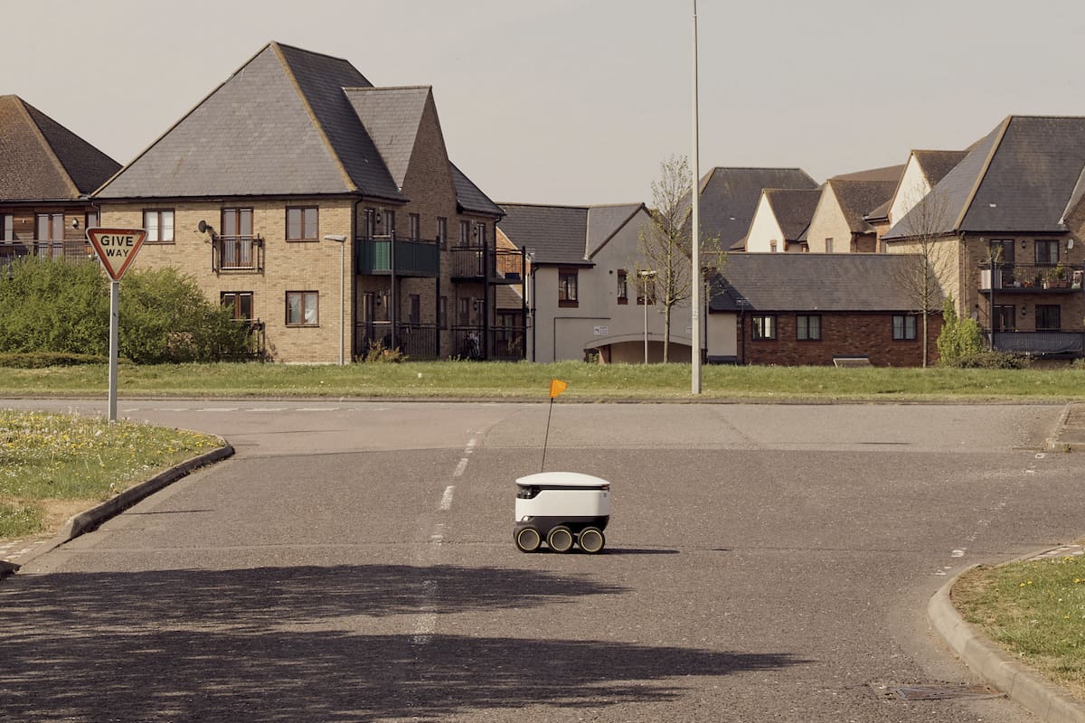 Un robot Starship recorre las calles vacías de Milton Keynes en Reino Unido