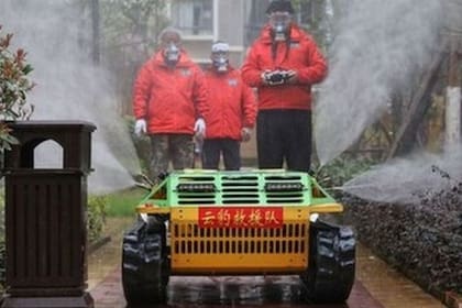 Un robot teledirigido esparce desinfectante por las calles