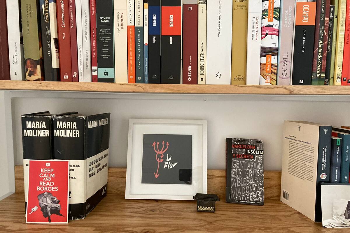 Un sacapuntas con forma de máquina de escribir y un programa de mano enmarcado cohabitan la biblioteca del autor