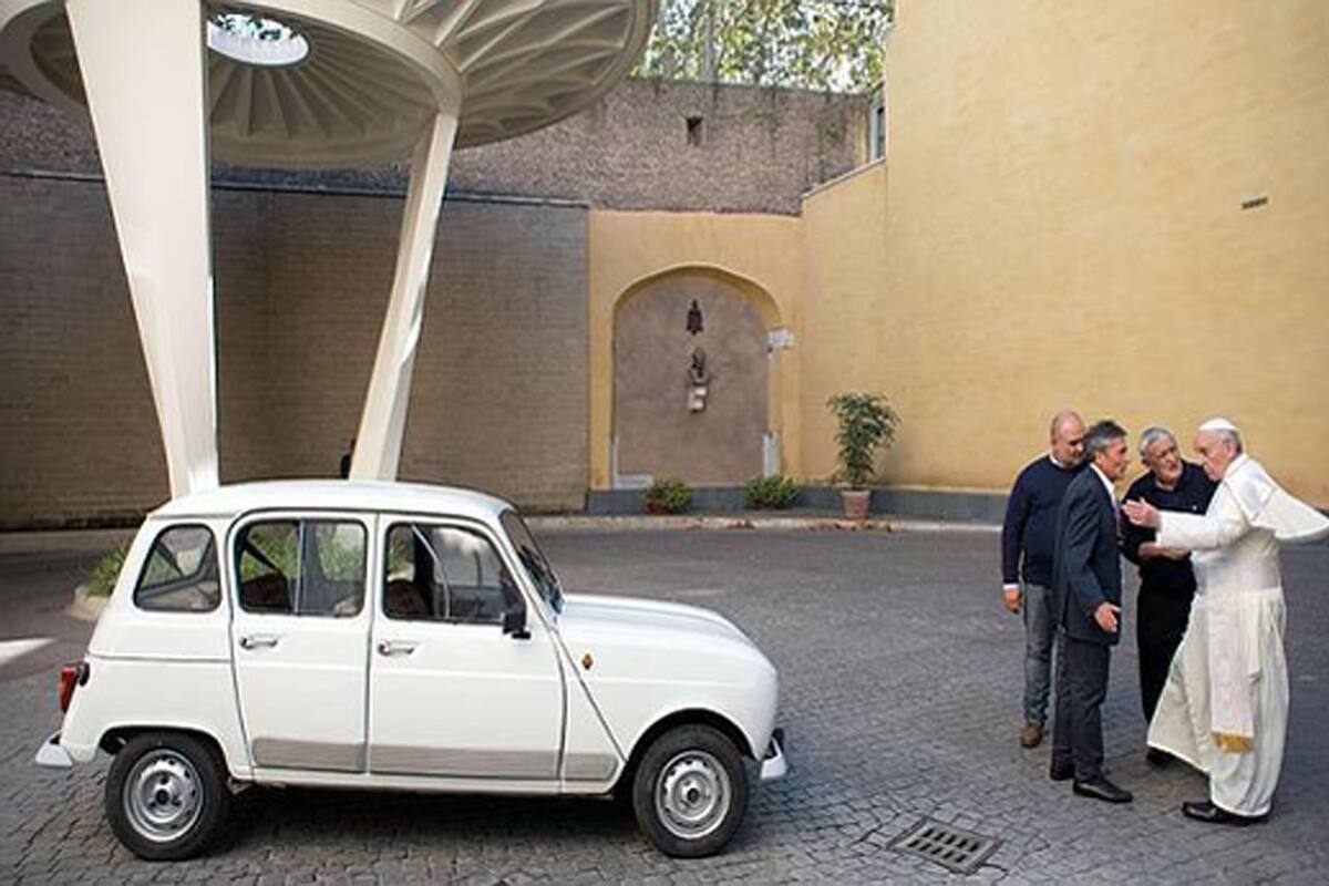 Un sacerdote italiano le regaló al papa Francisco en 2013 su Renault 4