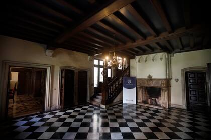 Un salón con piso de damero en la Quinta Devoto