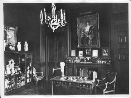 Un salón del palacio decorado con la pintura de Josefina de Alvear realizada por Boldini