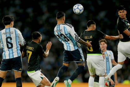 Un salto imponente: Cuti Romero marca el tercer tanto de la selección argentina frente a Bolivia, en Córdoba