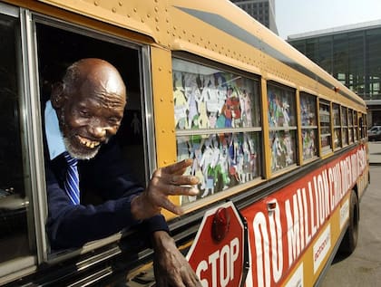Un saludo desde un autobús escolar en el que viajaba con activistas de la Campaña Mundial por la Educación, en septiembre de 2005, en Nueva York