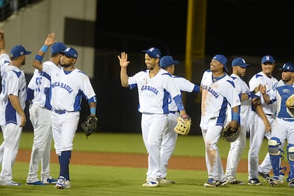 Un saludo entre beisbolistas en Nicaragua, donde el deporte no se detuvo