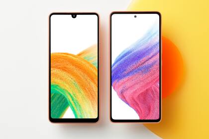 Un Samsung Galaxy A33 5G (izquierda) y Galaxy A53 5G (derecha)