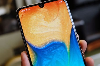 Un Samsung Galaxy A50 como el que tenía Fernando Sabag Montiel cuando fue detenido después de intentar asesinar a Cristina Kirchner