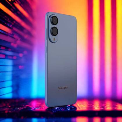 Un Samsung Galaxy S25 Edge, parte de la familia de dispositivos compatibles con Galaxy AI, la plataforma de inteligencia artificial de Samsung
