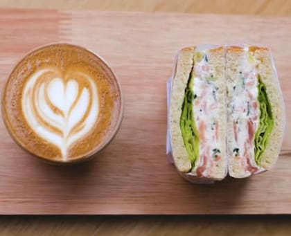Un sando y un latte de San Café