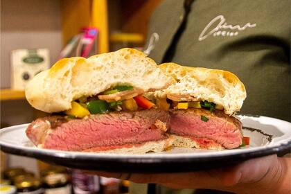 Un sándwich con un bife de búfalo