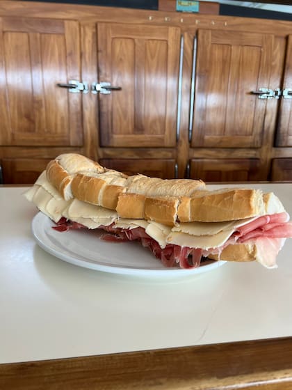 Un sándwich de El Cruce listo para llevarse a la mesa.