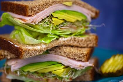 Un sándwich saludable incluye verduras y proteína de alta calidad