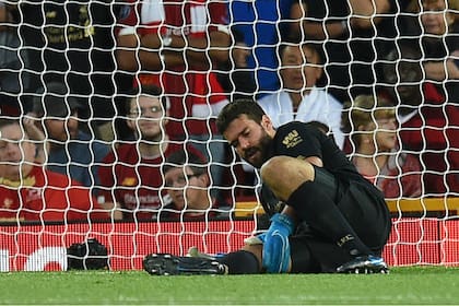 Un saque de arco le costó muy caro a Alisson, que se desgarró y pasará al menos tres semanas sin jugar.
