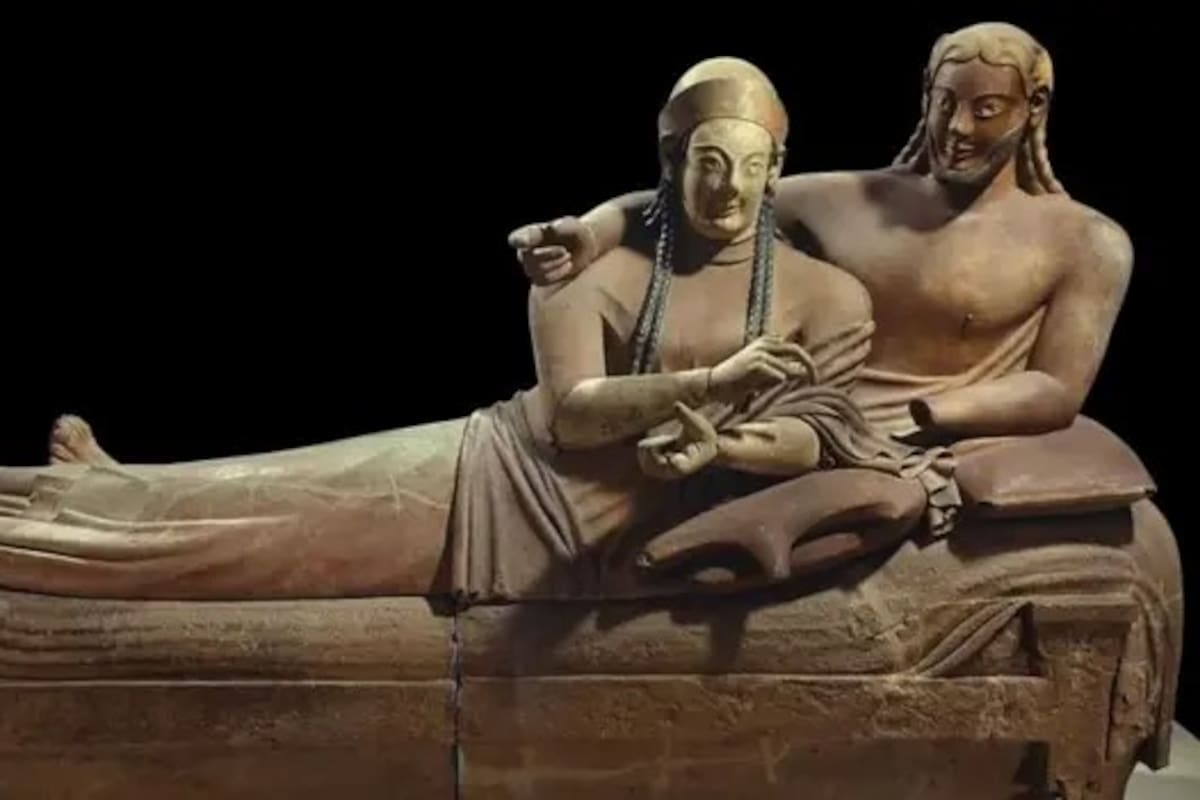 Un sarcófago que representa a una pareja reclinada junta: uno de los muchos ejemplos de obras de arte etruscas con inclinaciones románticas