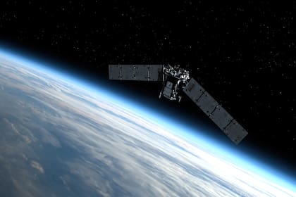 Un satélite la NASA circulando en la órbita baja terrestre (Archivo)