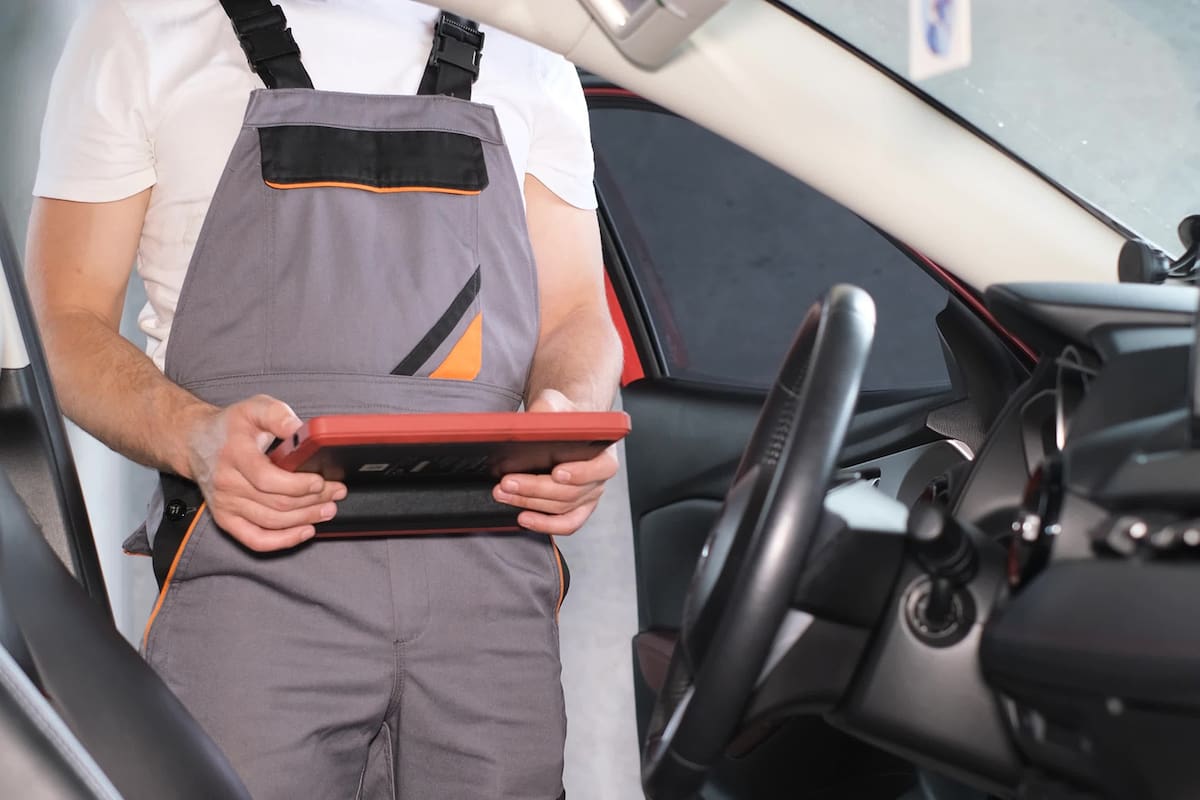 Un scanner automotriz es un dispositivo que, al conectarse a la computadora del auto permite leer los códigos de error almacenados en los diferentes módulos electrónicos