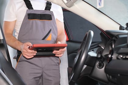 Un scanner automotriz es un dispositivo que, al conectarse a la computadora del auto permite leer los códigos de error almacenados en los diferentes módulos electrónicos