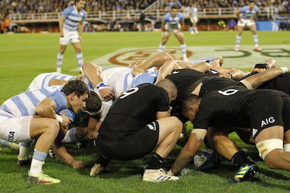 Un scrum en el último los Pumas vs. All Blacks; en el seleccionado local hubo malestar por un tutorial de los All Blacks sobre la novedad, que sorprendió a los argentinos