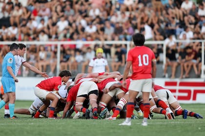 Un scrum entre Dogos XV y Selknam durante la victoria del equipo argentino sobre el chileno por 24-10 en el Super Rugby Americas, presenciada por casi 4000 espectadores.