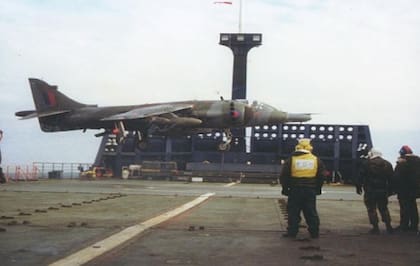 Un Sea Harrer inglés es transportado hacia las islas Malvinas en un buque mercante