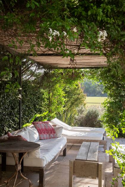 Un sector de descanso con techo verde y vista abierta al jardín
