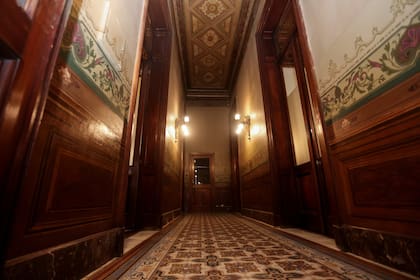 Un sector de los primeros pisos del edificio, conde funcionó el despacho de José C. Paz; actualmente el lugar se preserva con el mobiliario original