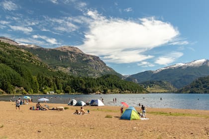 Un sector del lago cordillerano Elizalde, concurrido en verano por estar cerca de Coyhaique.