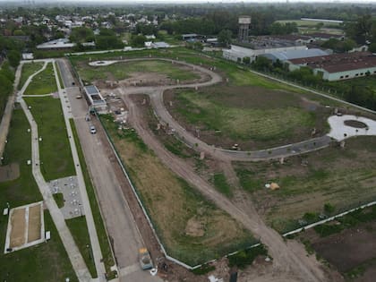 Un sector del parque (izquierda) y el terreno donde se construirá el barrio cerrado (derecha)