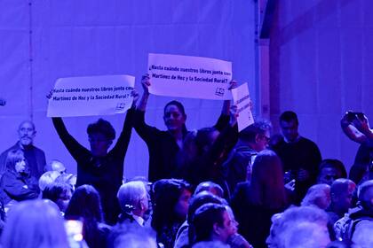 Un sector del público levantó carteles durante el discurso del secretario de Cultura Leonardo Cifelli