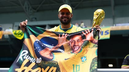 Un seguidor de Brasil espera dentro del estadio de Miami al inicio del encuentro contra Escocia. Photo: Andrew Milligan/PA Wire/dpa
