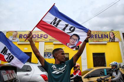 Un seguidor de Petro celebra con una bandera del M-19, la guerrilla a la que perteneció Petro
