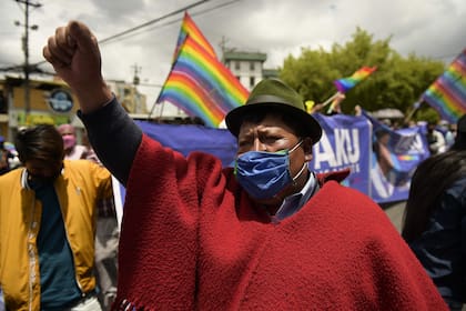 Un seguidor del candidato Yaku Perez protesta frente a la sede de la autoridad electoral, en Quito