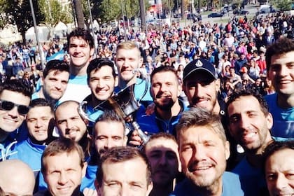 Un selfie del equipo y Tinelli en el festejo con la gente de la ciudad