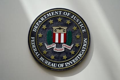 Un sello del FBI en una pared el 10 de agosto de 2022, en Omaha, Nebraska. (AP Foto/Charlie Neibergall, File)