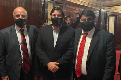 La foto que se tomaron un ministro con dos senadores del Partido Colorado, en la que él aparecía atrás de ellos haciendo morisquetas a la cámara.
