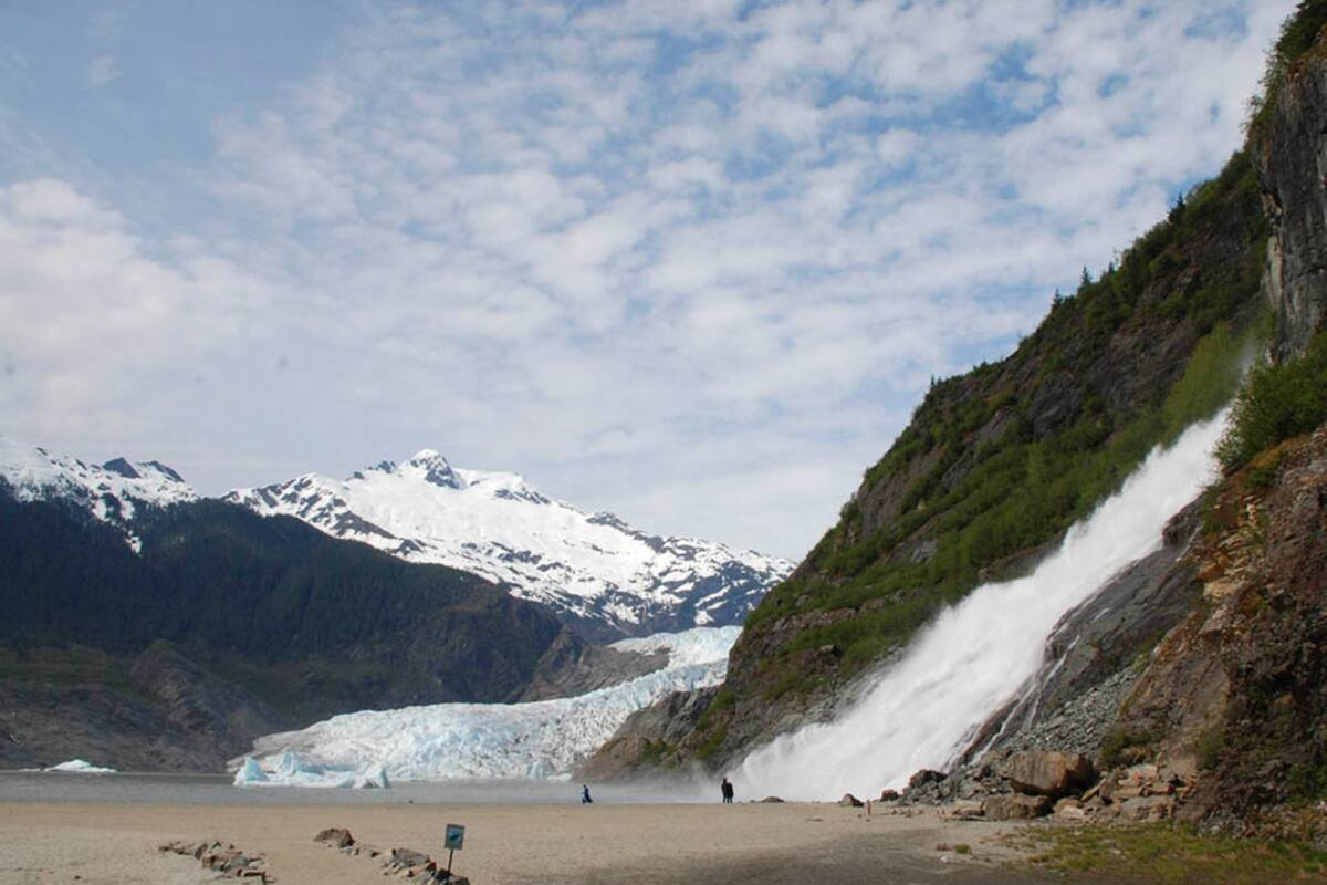 Un sendero en Juneau que concluye junto a una cascada que cae a metros del glaciar.