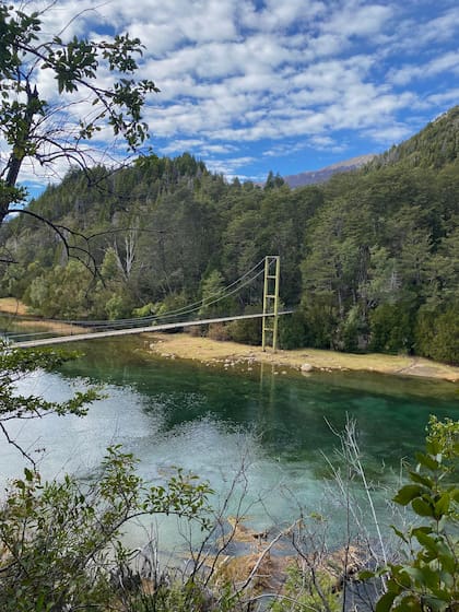 Un sendero sencillo y bien señalizado que acompaña al río durante 3 kilómetros, con miradores y pasarelas sobre el agua